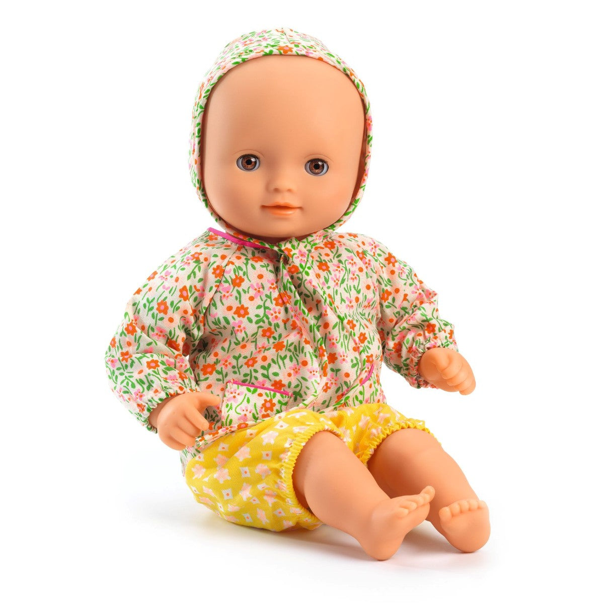 Djeco Pomea dukke Flora i blomstret tøj og gule shorts