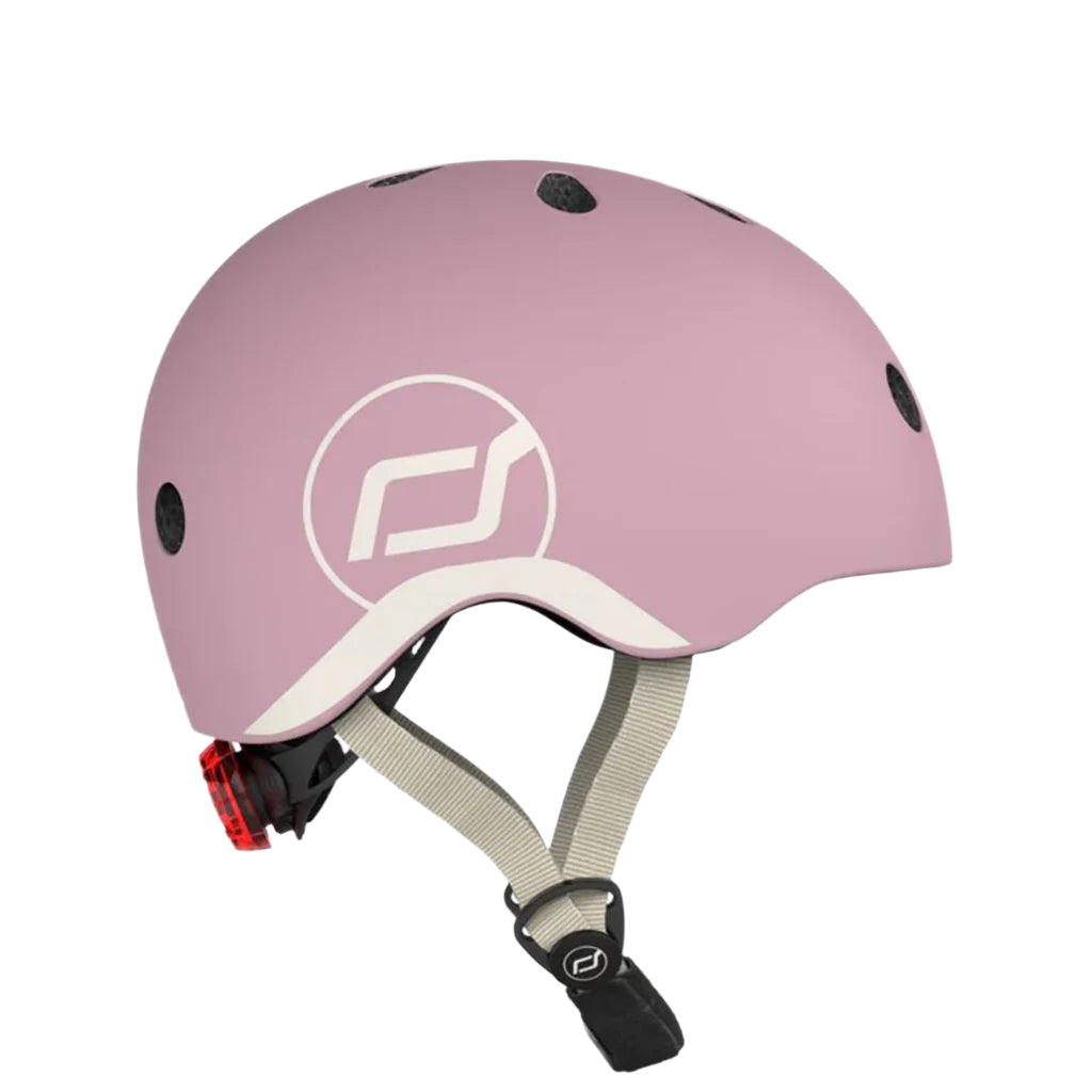 Scoot and Ride cykelhjelm i farven Wildberry, med logo og justerbar hagerem.