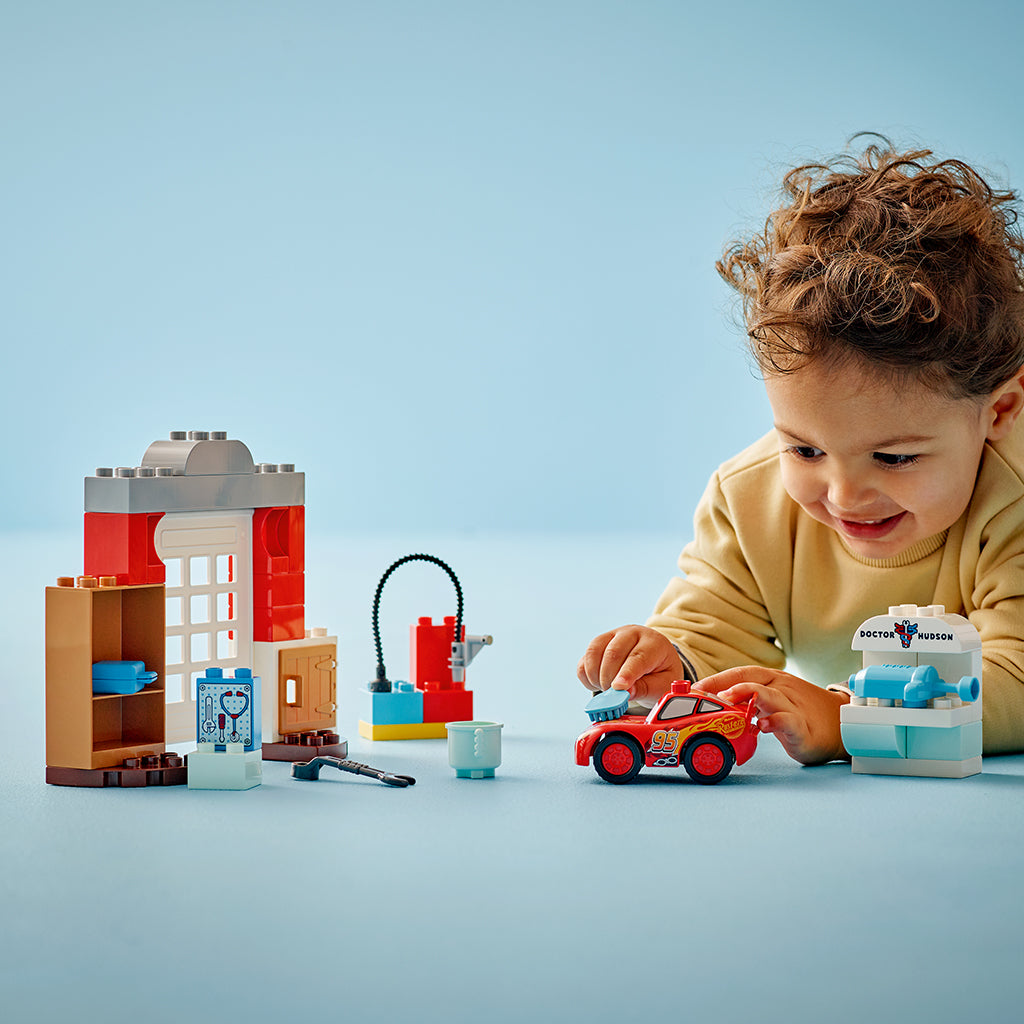 LEGO® DUPLO® Disney™ – Lynet McQueens besøk i Docs verksted