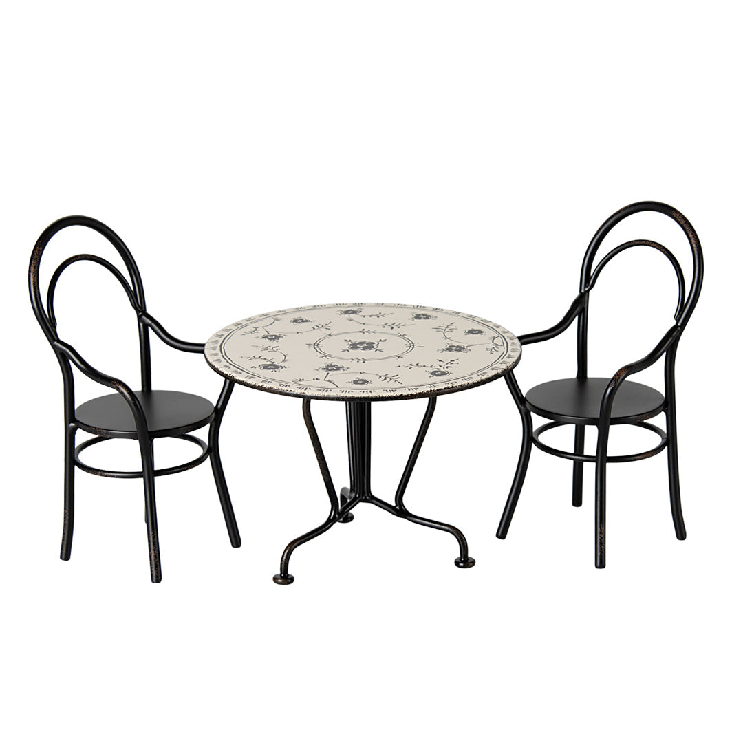 Maileg dukketilbehør til kaniner, spisebord med 2 stoler - Miniature