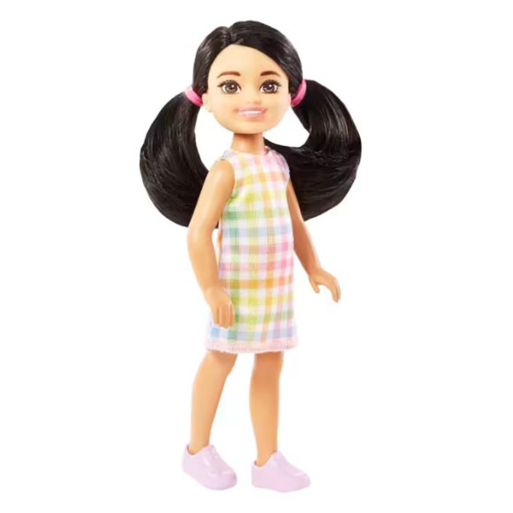 Barbie Chelsea dukke med sort hår og ternet kjole