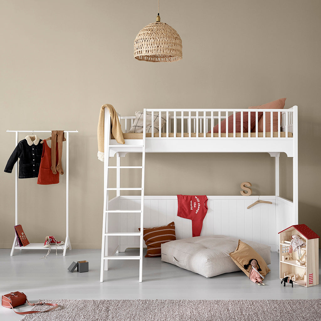 Oliver Furniture Classic Seaside højseng med tøjstativ og gulvpude