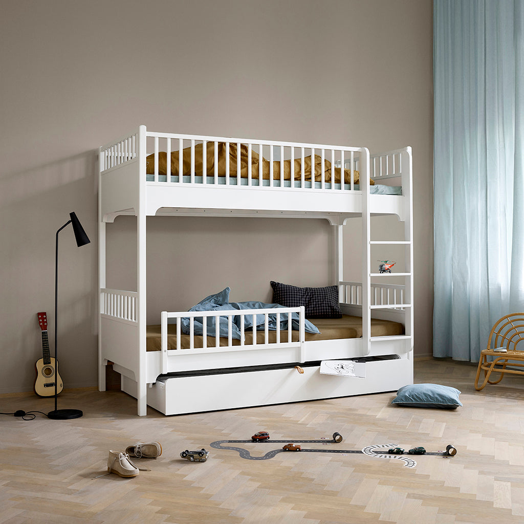 Oliver Furniture Classic Seaside køyeseng med loddrett stige