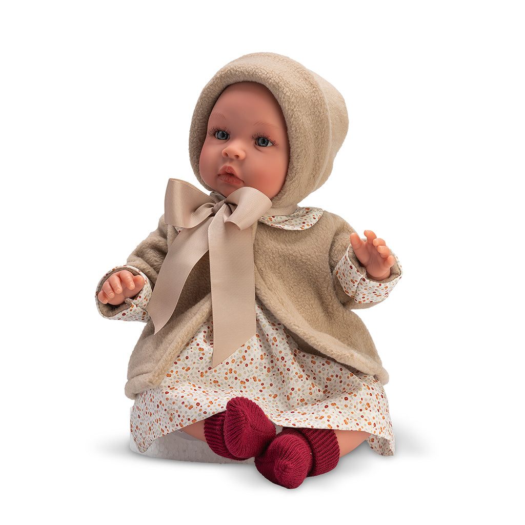 Así Leonora babydukke, 46 cm med sandfarvet jakke og kyse.