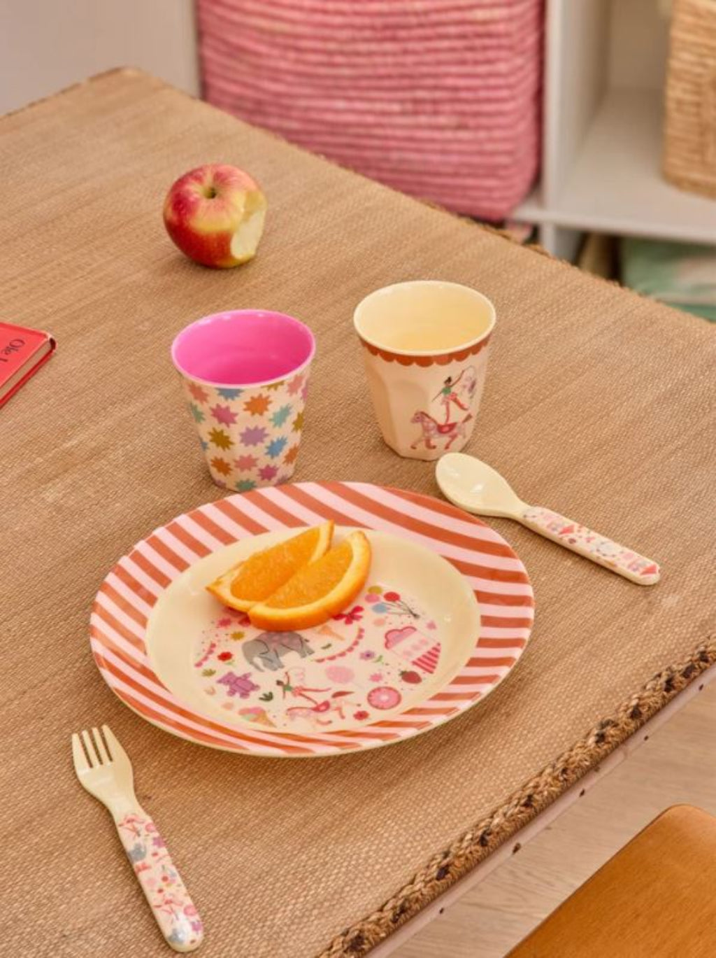 Rice Babysett med skje og gaffel i melamin, Rosa - Fun Fair Print