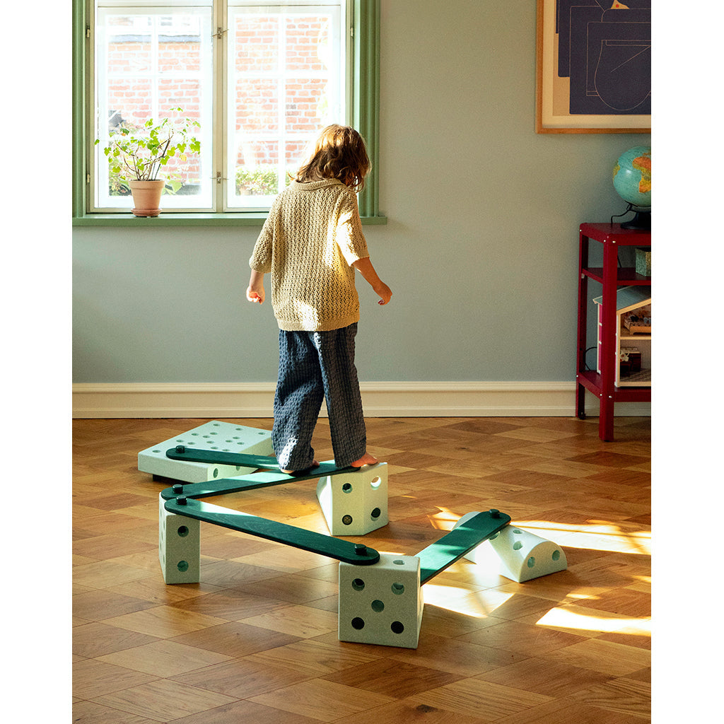 Modu Beams, balancebomme i tre, aktivitetsleketøy – Forest Green