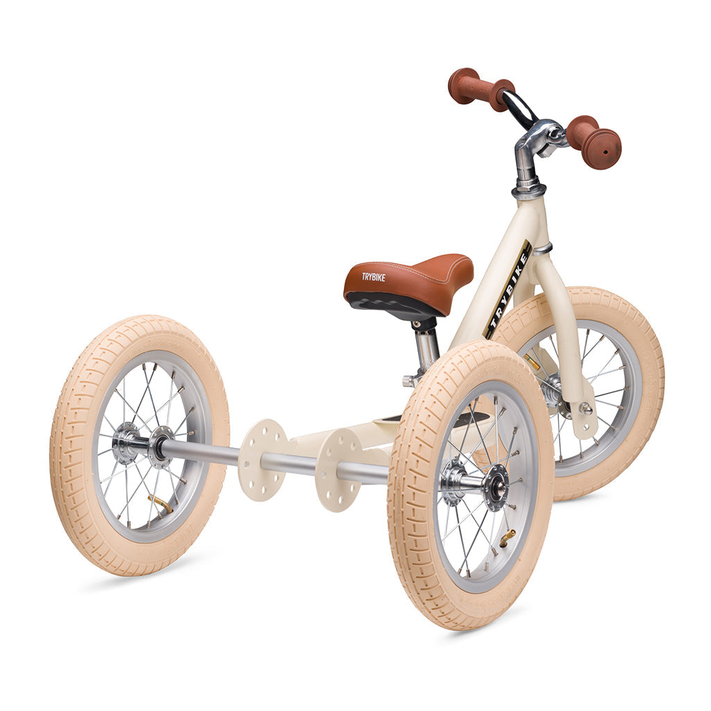 Trybike trehjulet løbecykel, vintage creme retro look med brun saddel.