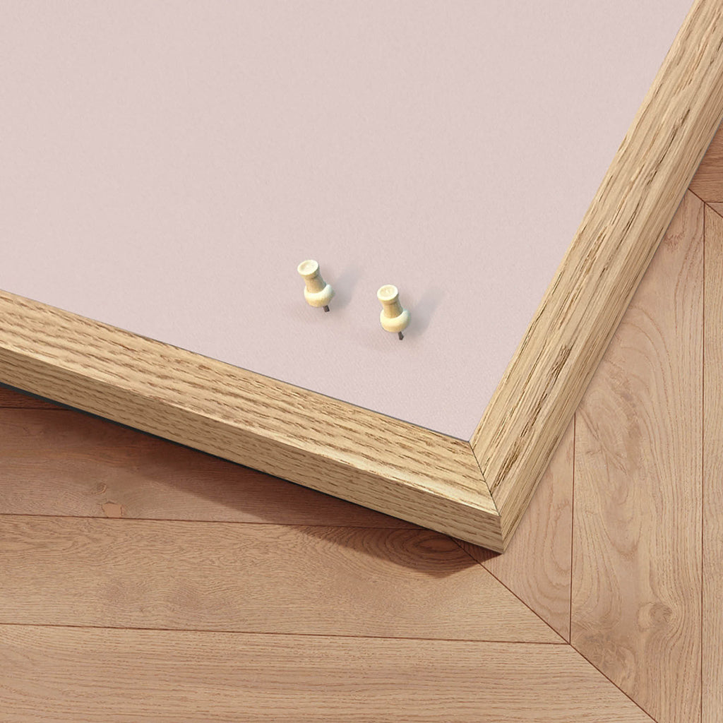 Oppslagstavle med ramme i eik, Soft Blush – 62 x 42 cm
