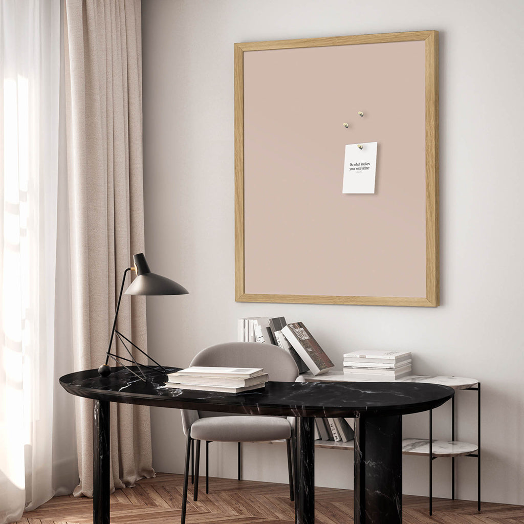 Oppslagstavle med ramme i eik, Soft Blush – 62 x 42 cm