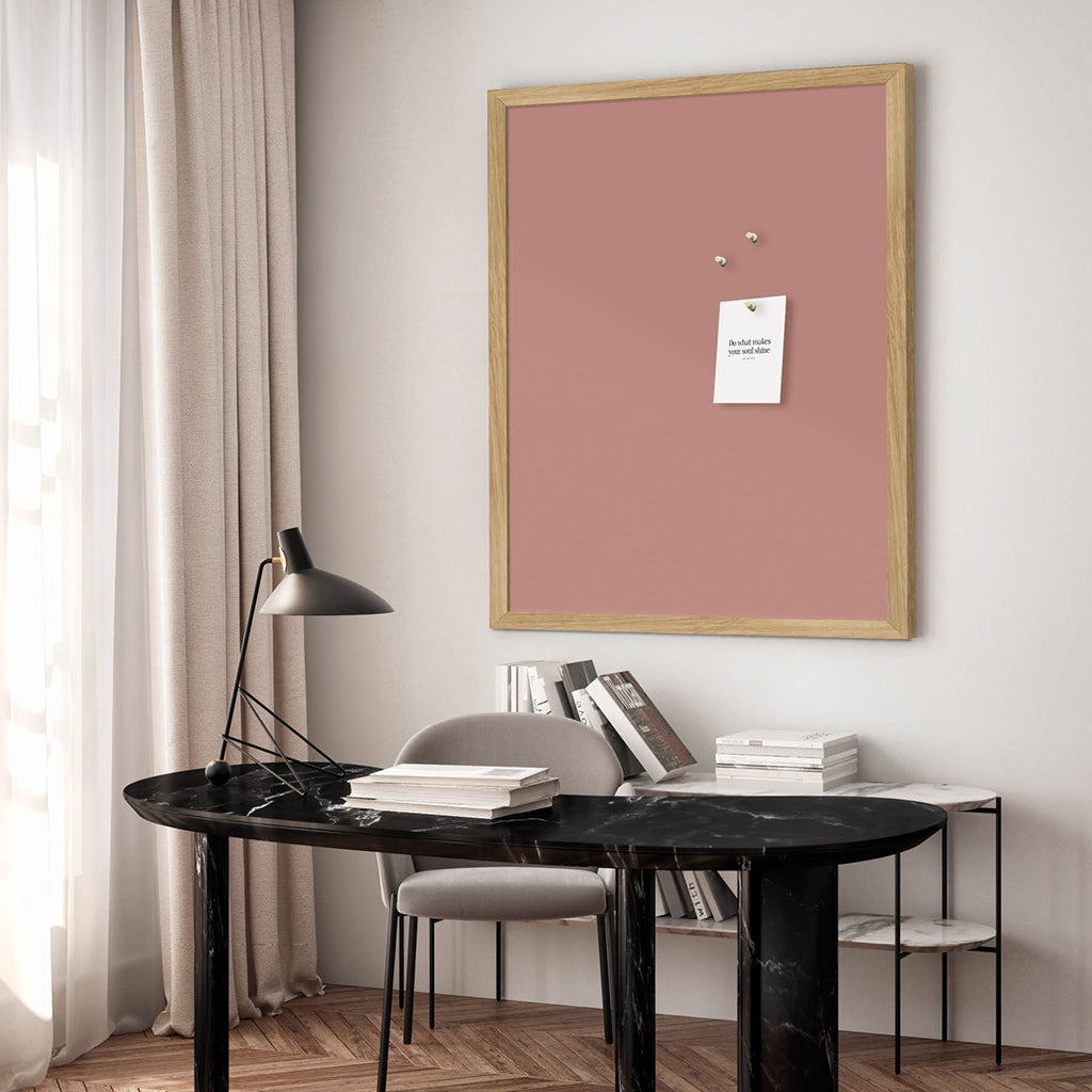 Oppslagstavle med ramme i eik, Dusty Rose – 62 x 42 cm