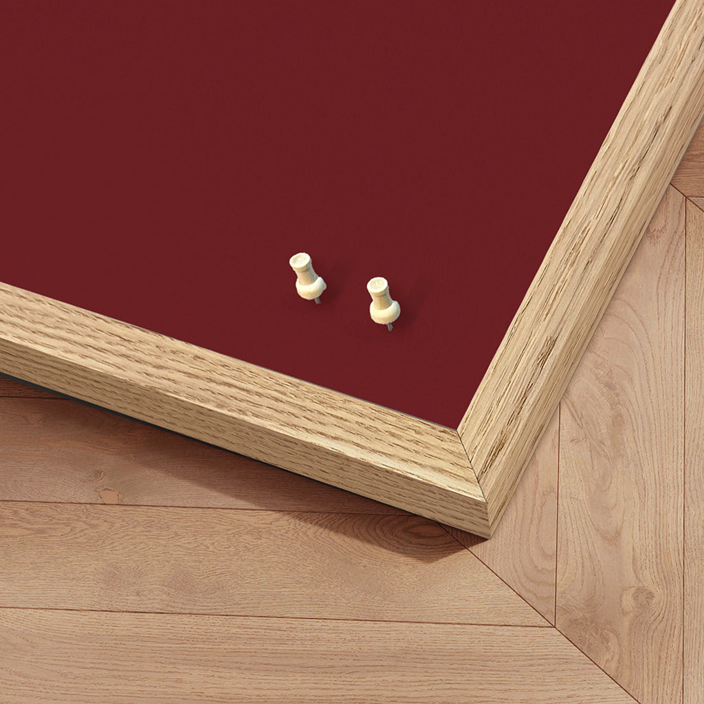 Oppslagstavle med ramme i eik, Pinot Noir – 62 x 42 cm