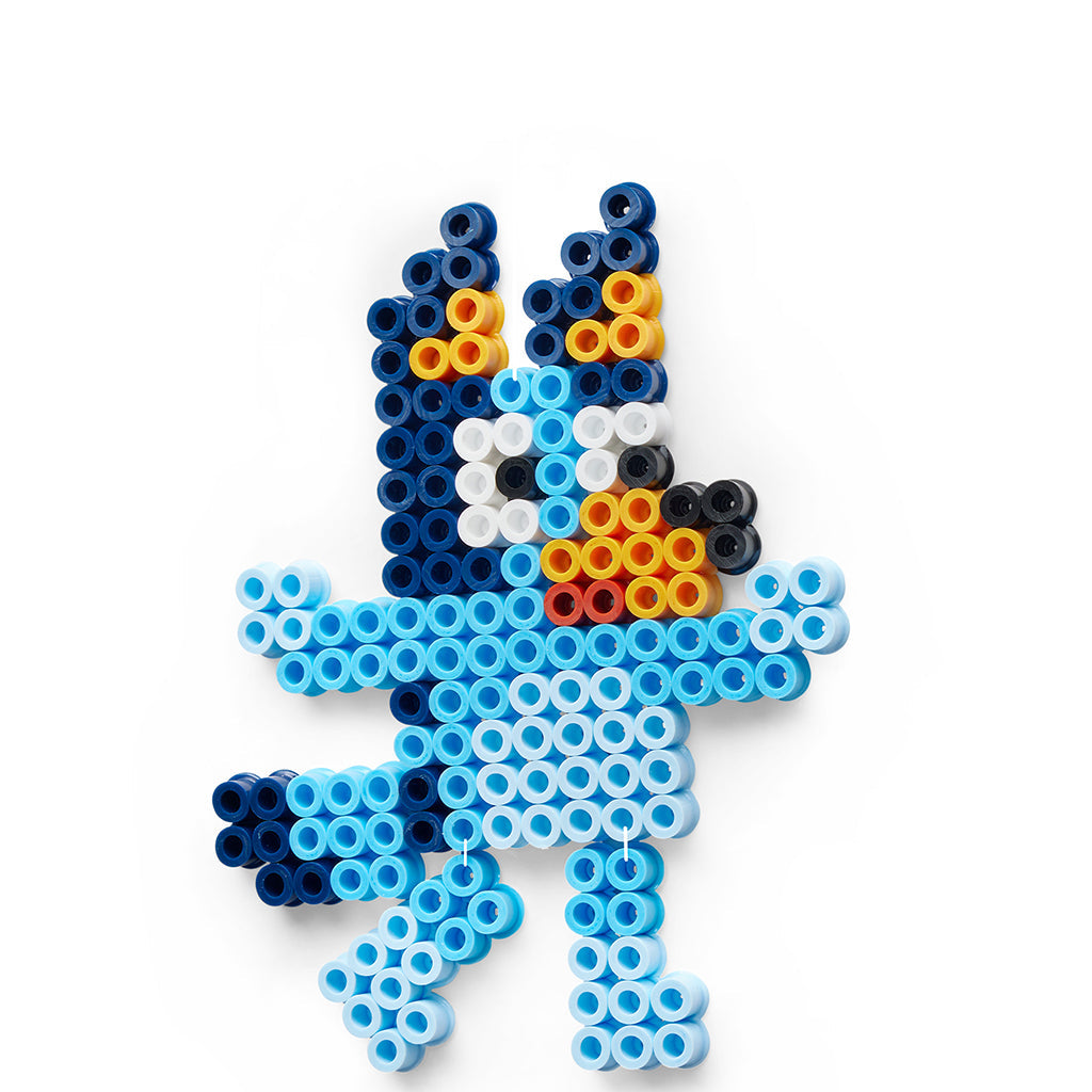 Hama perleplade figur af Bluey, med blå, orange og sorte perler