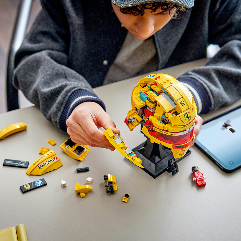 LEGO® Editions Scuderia Ferrari HP Lewis Hamilton-hjelm