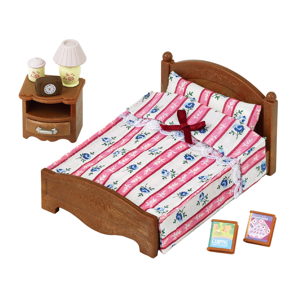 Sylvanian Families semi dobbeltseng med lyserødt stribet sengetøj