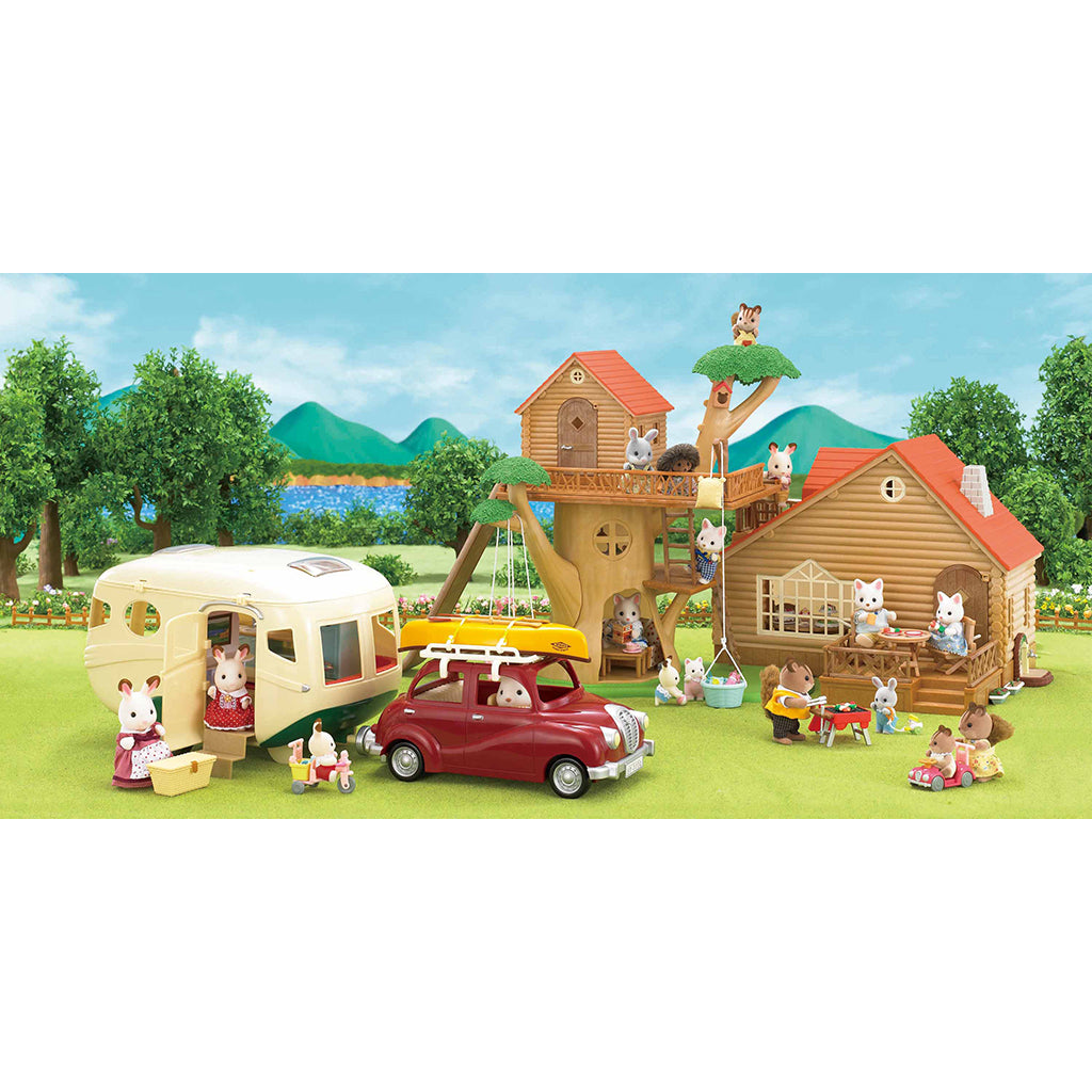 Sylvanian Families caravan, bil og hus i et eventyrligt landskab