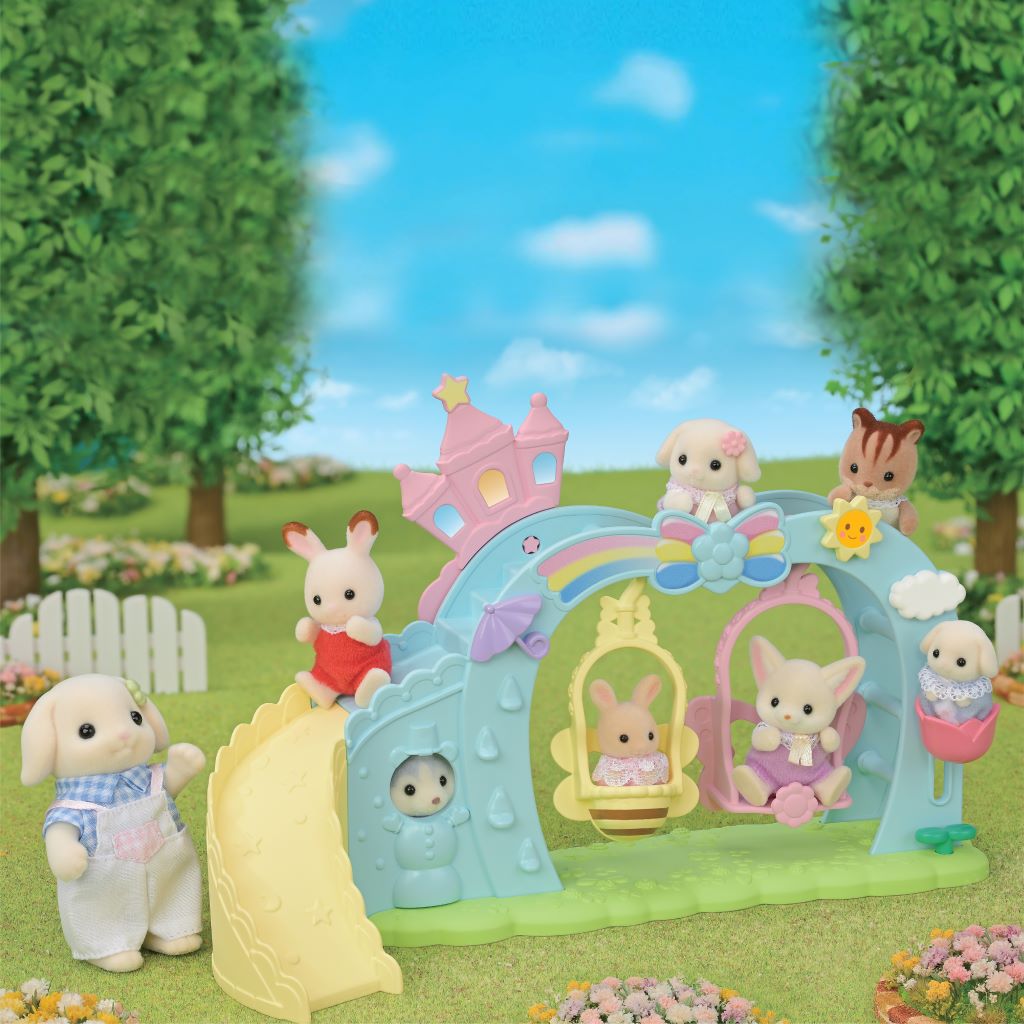 Sylvanian Families vuggestue med kaniner og gynge udendørs på en grøn plæne
