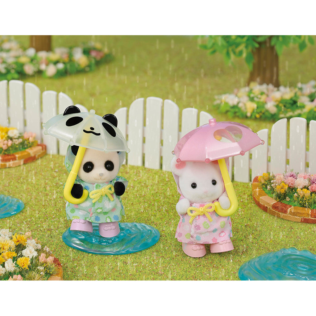 Sylvanian Families Rainy duo sæt med Albert mus og Angela panda i regntøj og paraplyer