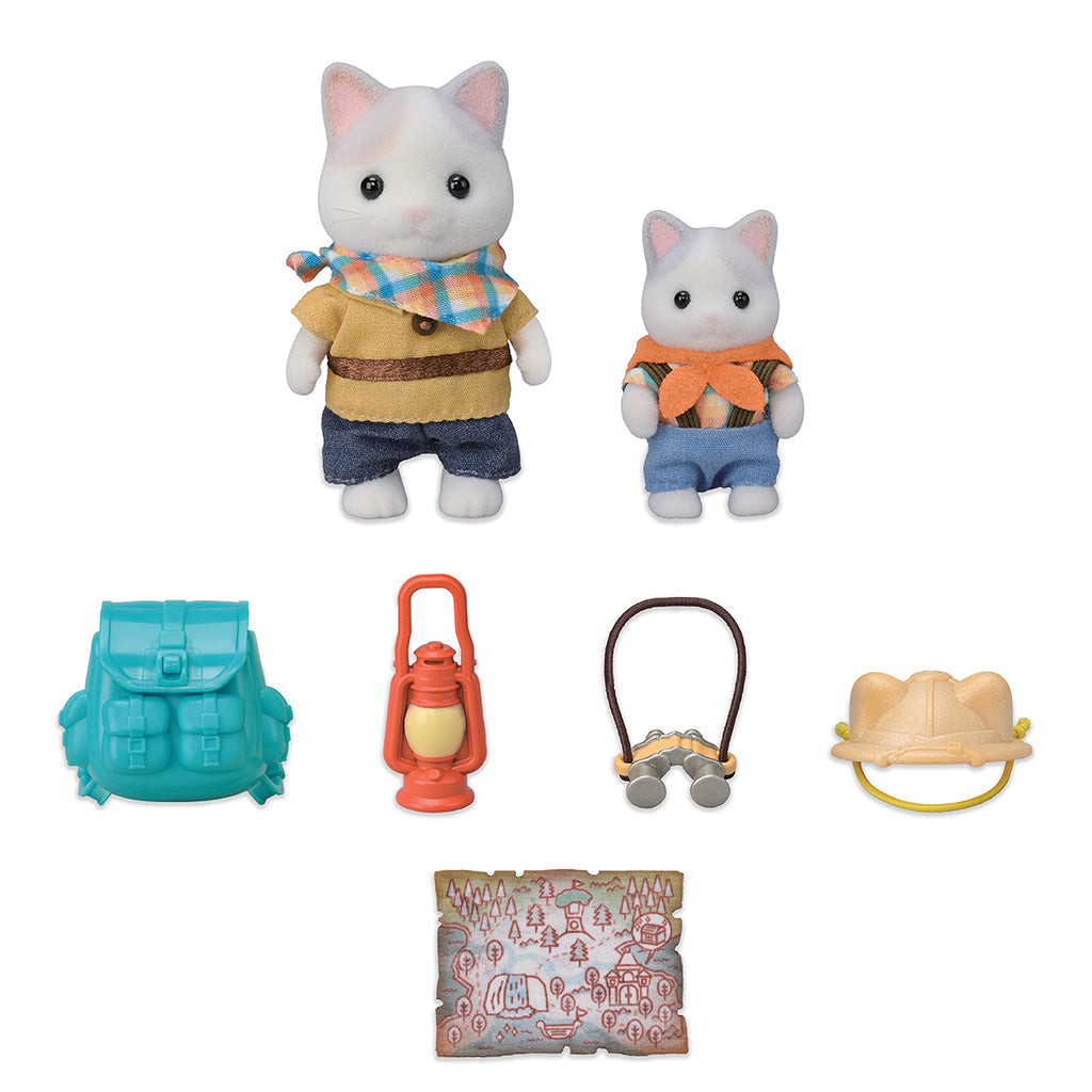 Sylvanian Families far og søn kattefigurer med tilbehør på hvid baggrund