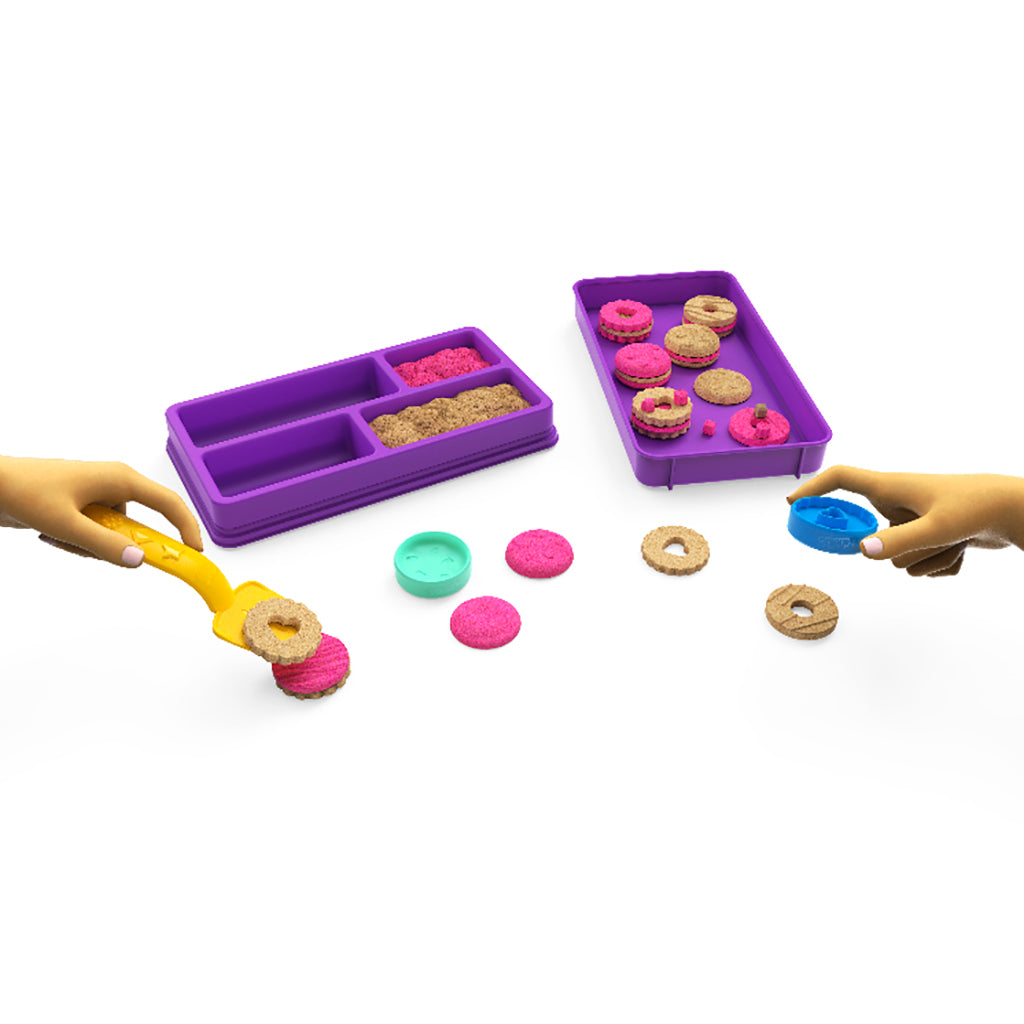 Kinetic Sand Cookie box med kager, forme og tilbehør til leg