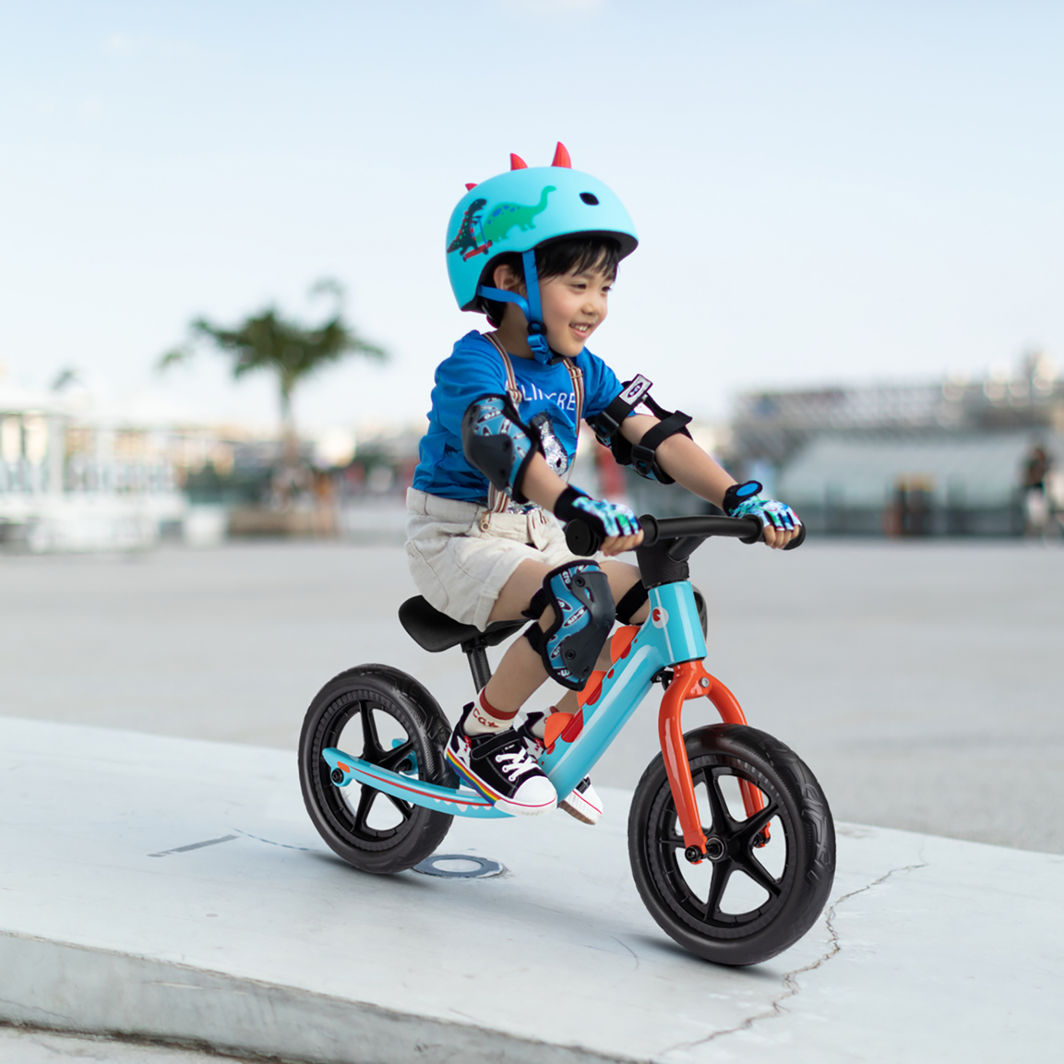 Micro Hjelm, 3D Scootersaurus - Str. S (2-5 år)