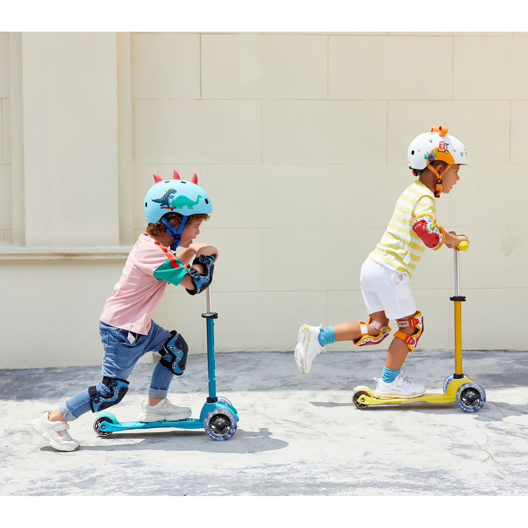 Micro Hjelm, 3D Scootersaurus - Str. M (5-8 år)