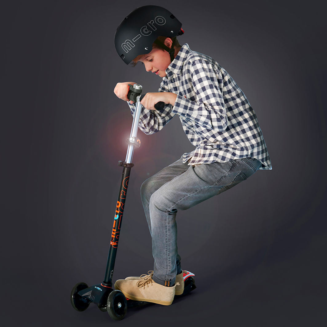 Micro Løbehjul Lys Deluxe, sort silikone lygte på scooter