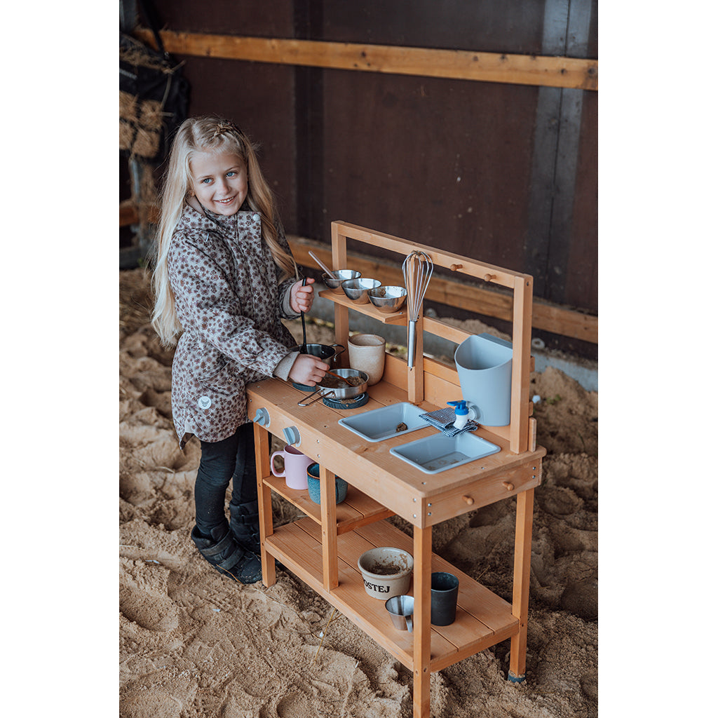 Mamamemo Mudkitchen, utekjøkken i tre for lek med gjørme