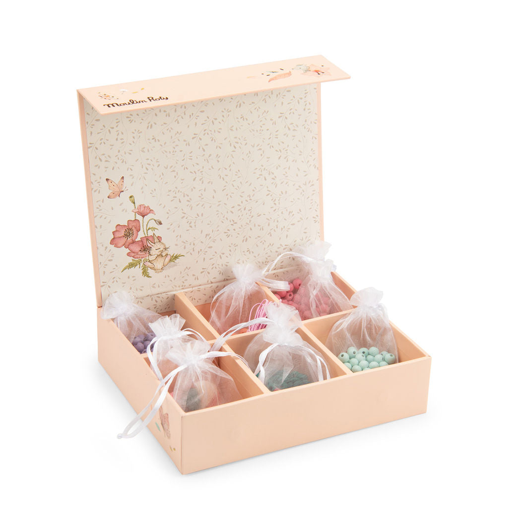 Moulin Roty Smykkeæst m træperler i kuffert - Les Rosalies