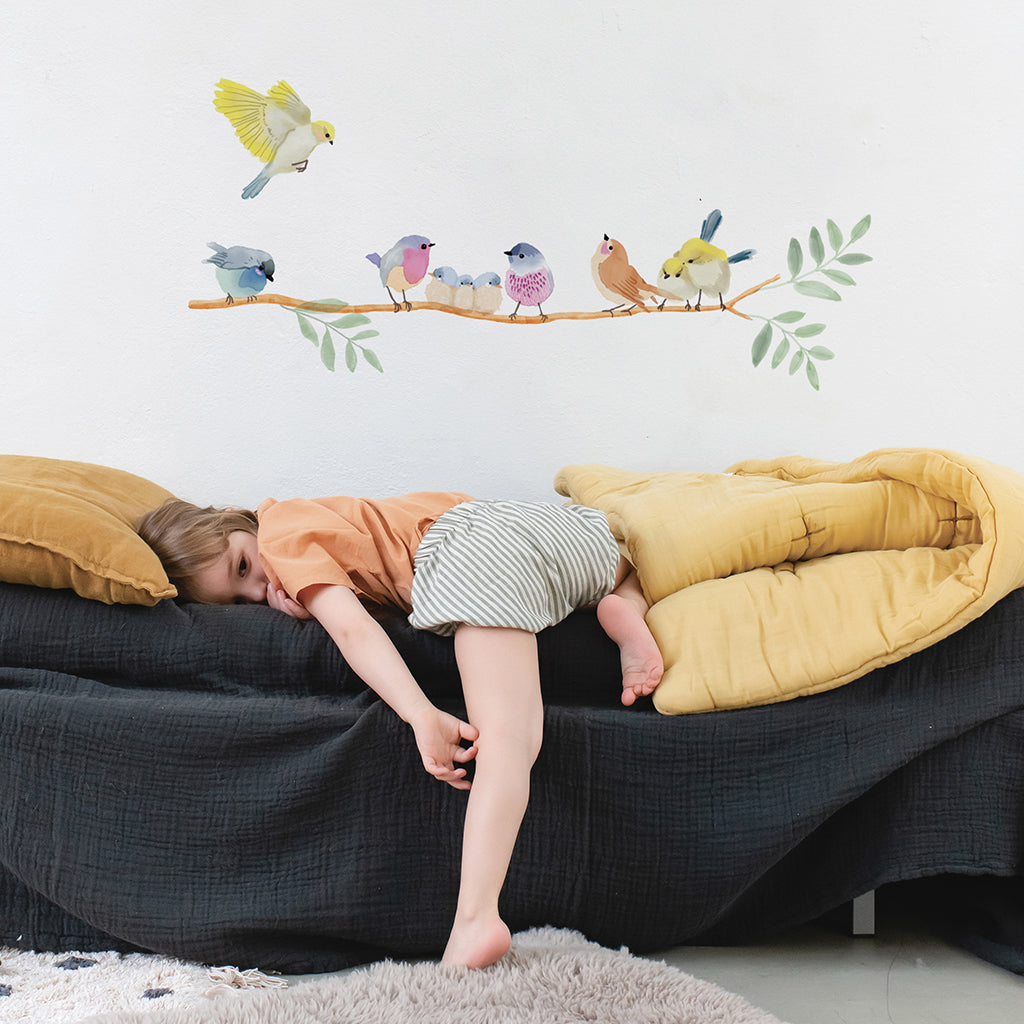 Dekorationsbillede med Mimi Lou wallsticker frise fuglekvidder i børneværelse