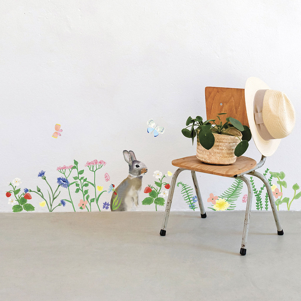 Mimi Lou wallsticker, Kanin i græsset med blomster. Perfekt børneværelse dekoration