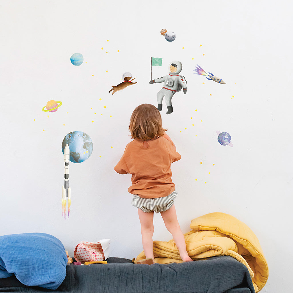 Mimi Lou Space wallsticker med måneraket, astronaut, planeter og hund