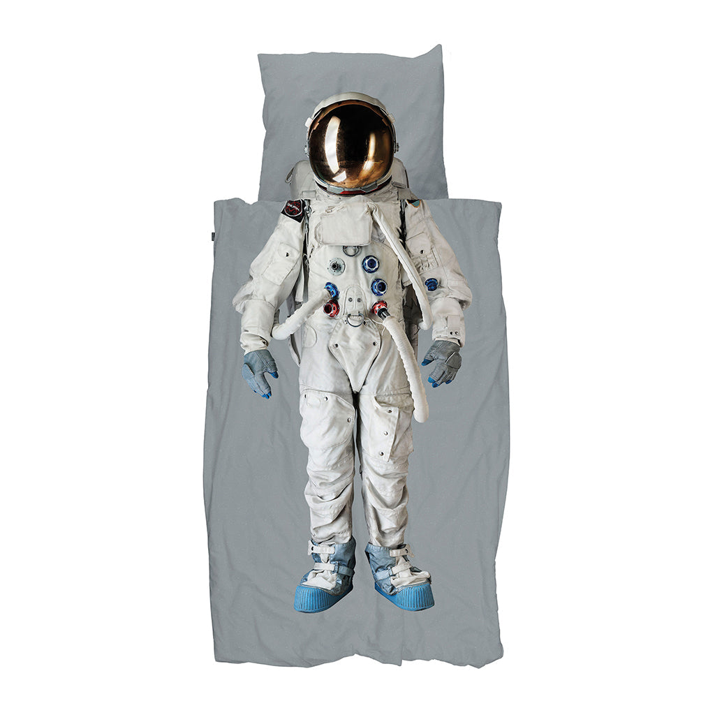 Et barn sover under økologisk Snurk astronaut-sengetøj i grå.