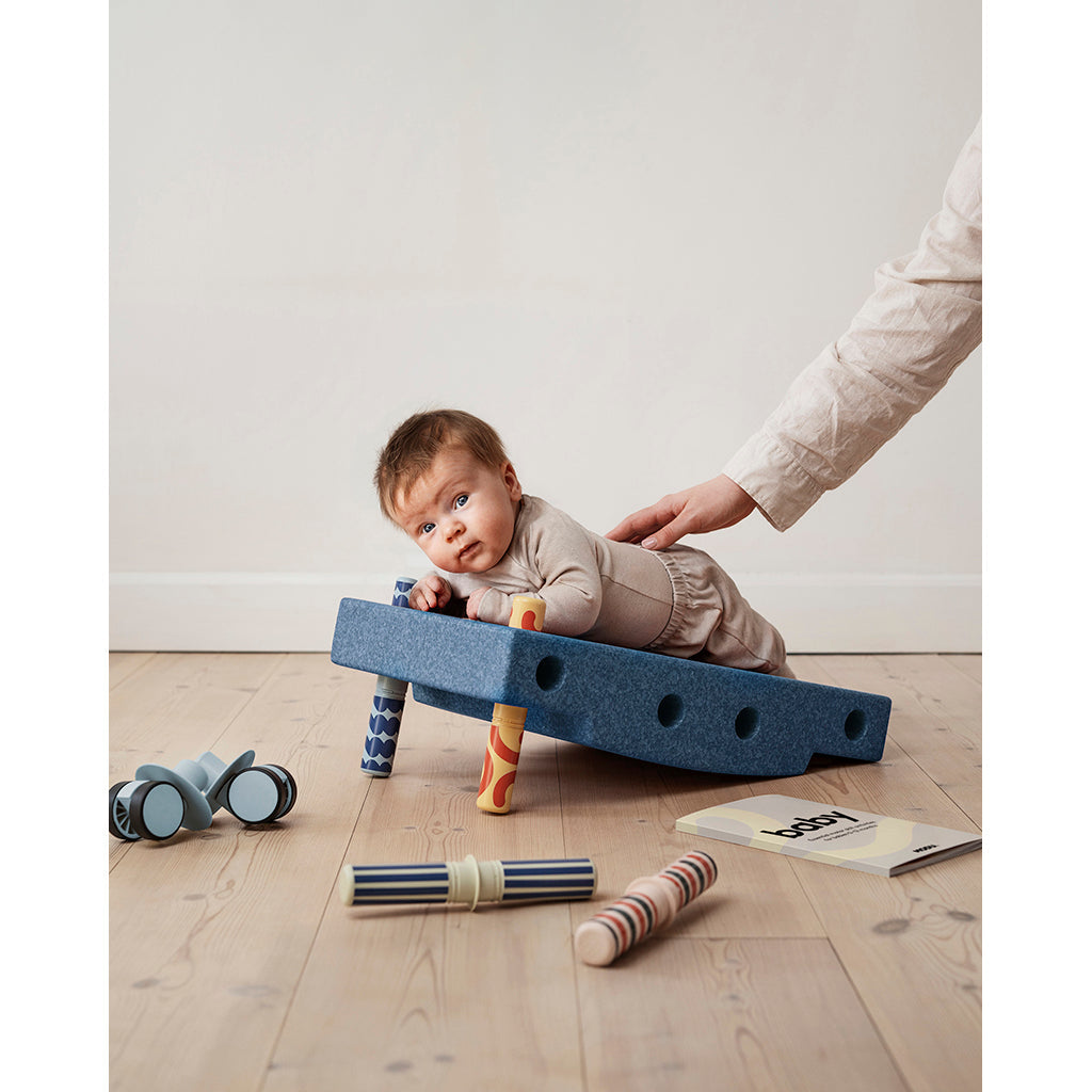 Modu Baby Motoriksæt i deep blue/sky blue med baby påmaven