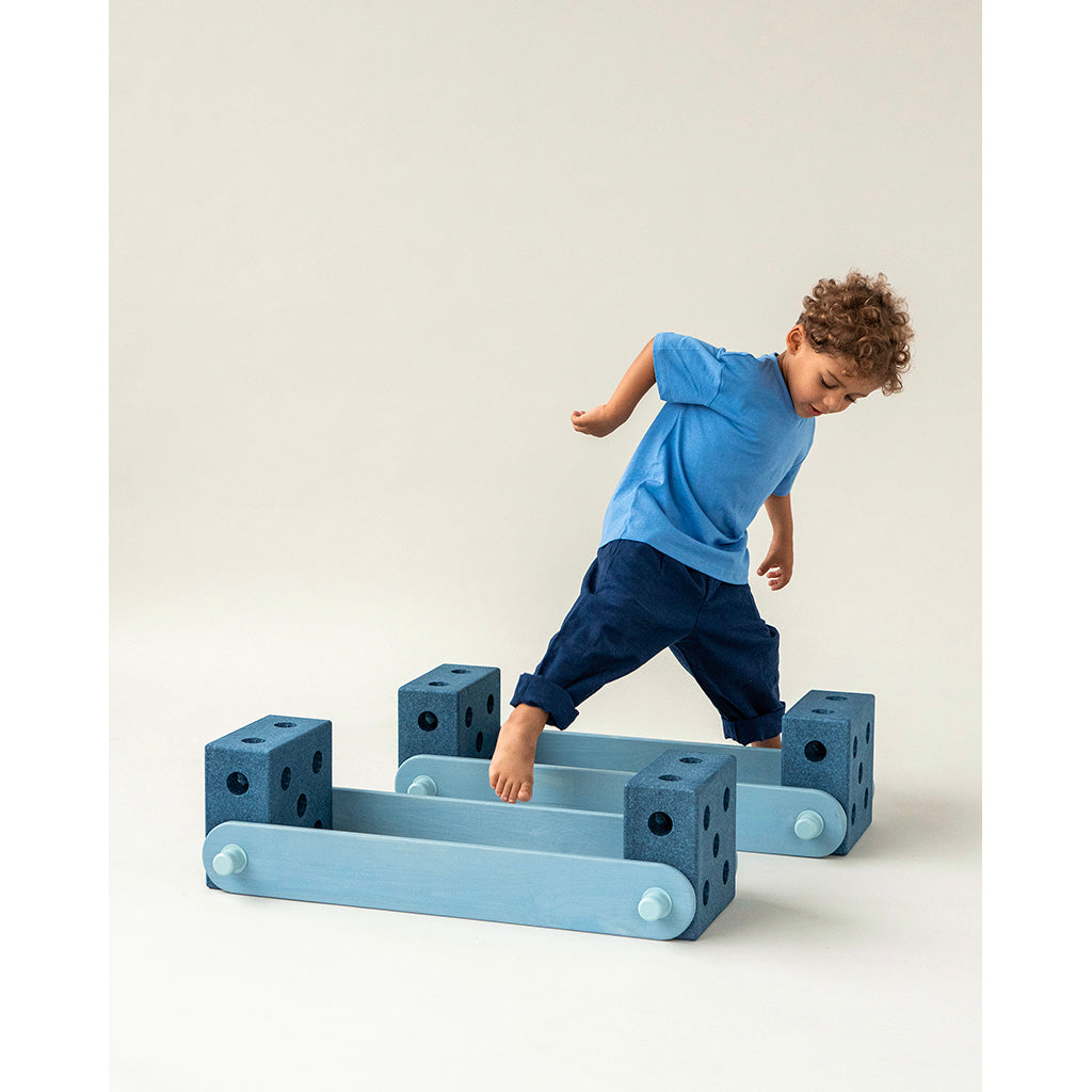 Modu Balance track, balansebane i tre og med skumklosser, aktivitetsleketøy – Deep Blue / Sky Blue