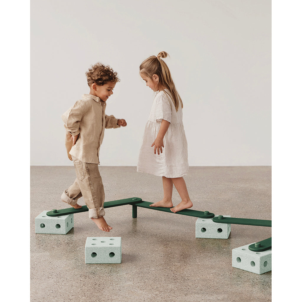 Børn leger på Modu balancebane i Ocean Mint og Forest Green