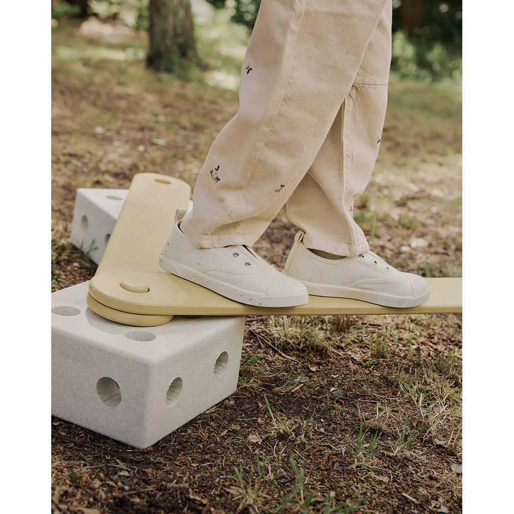Modu Balance track, balansebane i tre og skumklosser – Sand grey/ Honey yellow