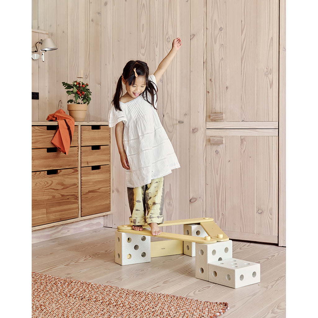 Modu Balance track, balansebane i tre og skumklosser – Sand grey/ Honey yellow