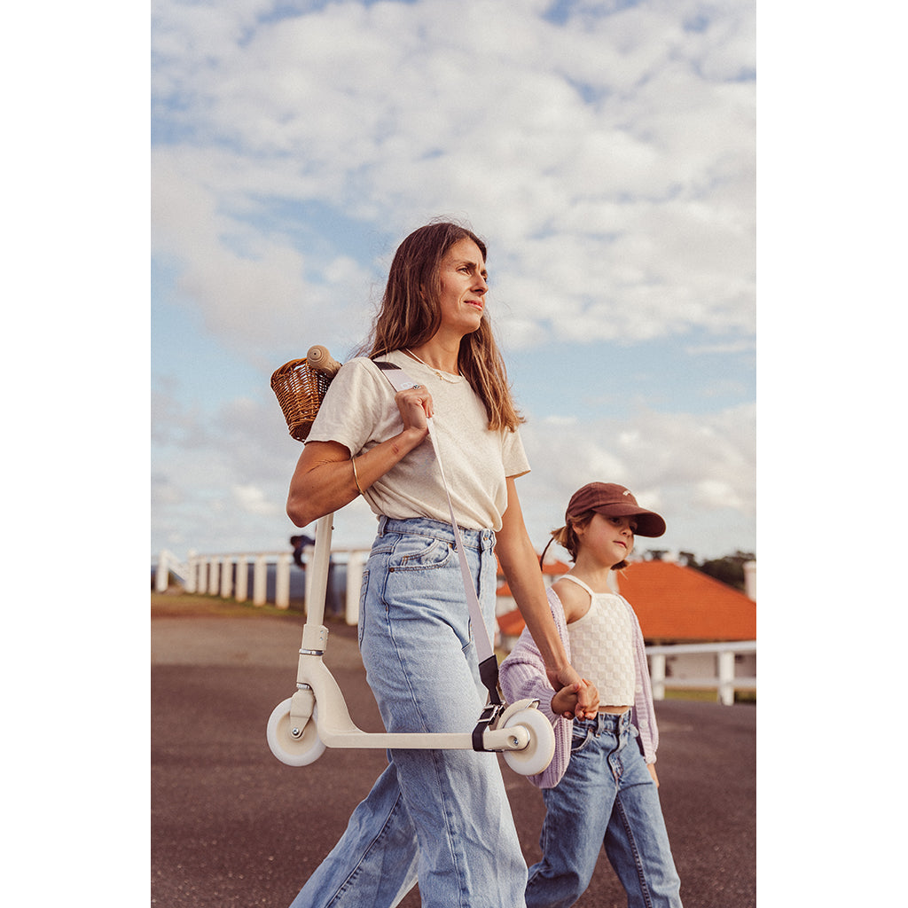 Banwood Carry strap, bærestropp til skateboard, sparkesykkel og løpesykkel – Cream