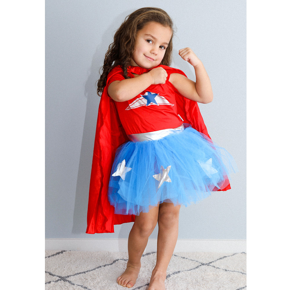 Den Goda Fen udklædning, Super Wondergirl med kappe, rød top og blåt skørt