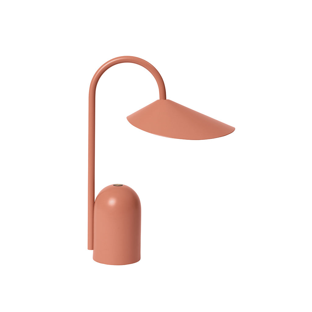 ferm Living Arum bærbar lampe i sienna farve.
