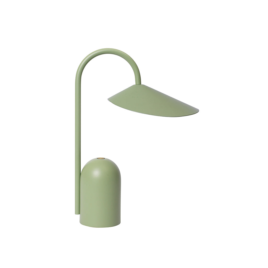 Ferm Living Arum bærbar lampe i tegrøn farve