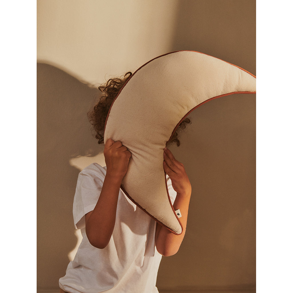 ferm Living månepute, Undyed - 47 x 31 cm