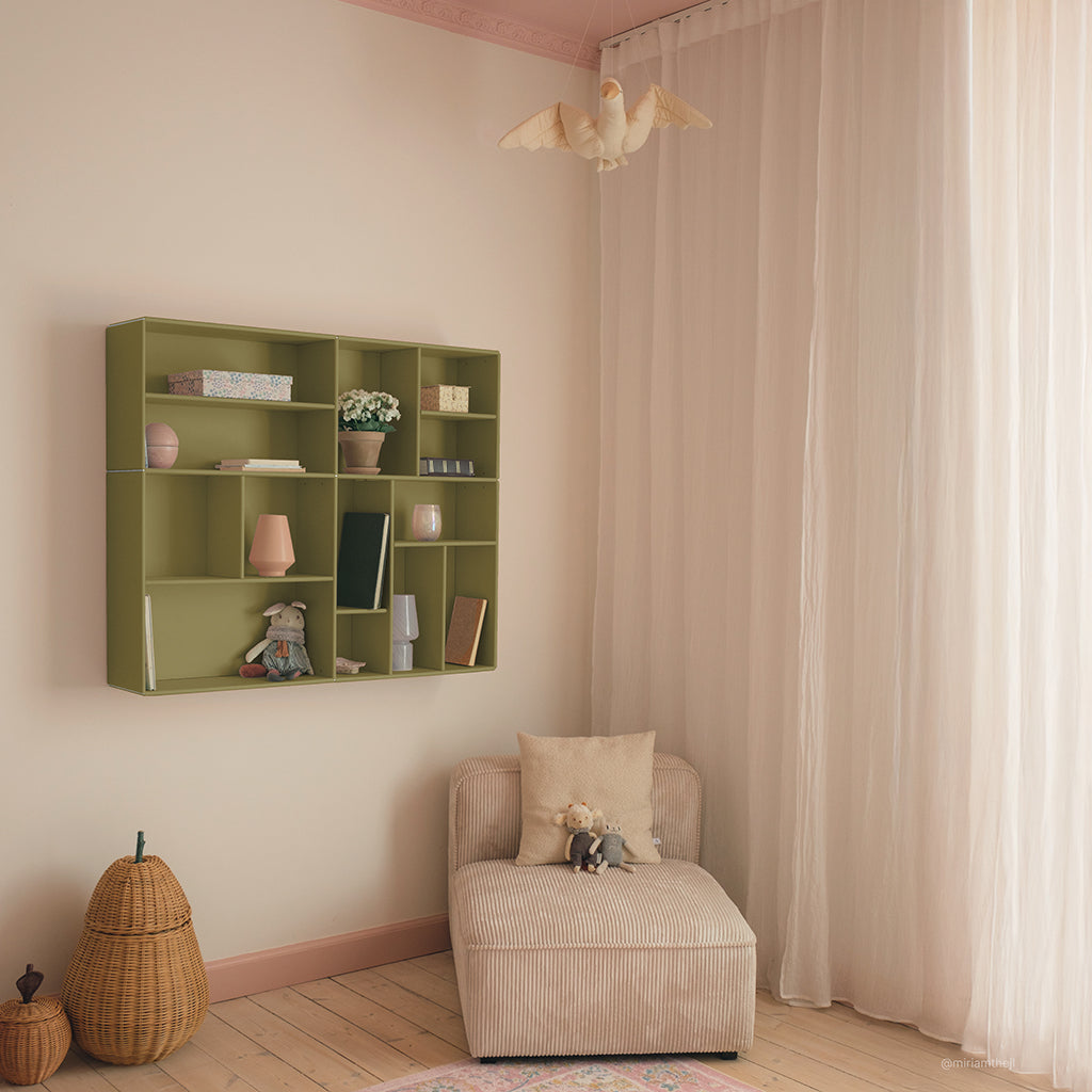 By Aulum Helena vegghylle, 117x97 cm - Olive (Siste frist for bestilling før sommeren er 24.06.26, produksjonen starter igjen mandag 27.07.26)