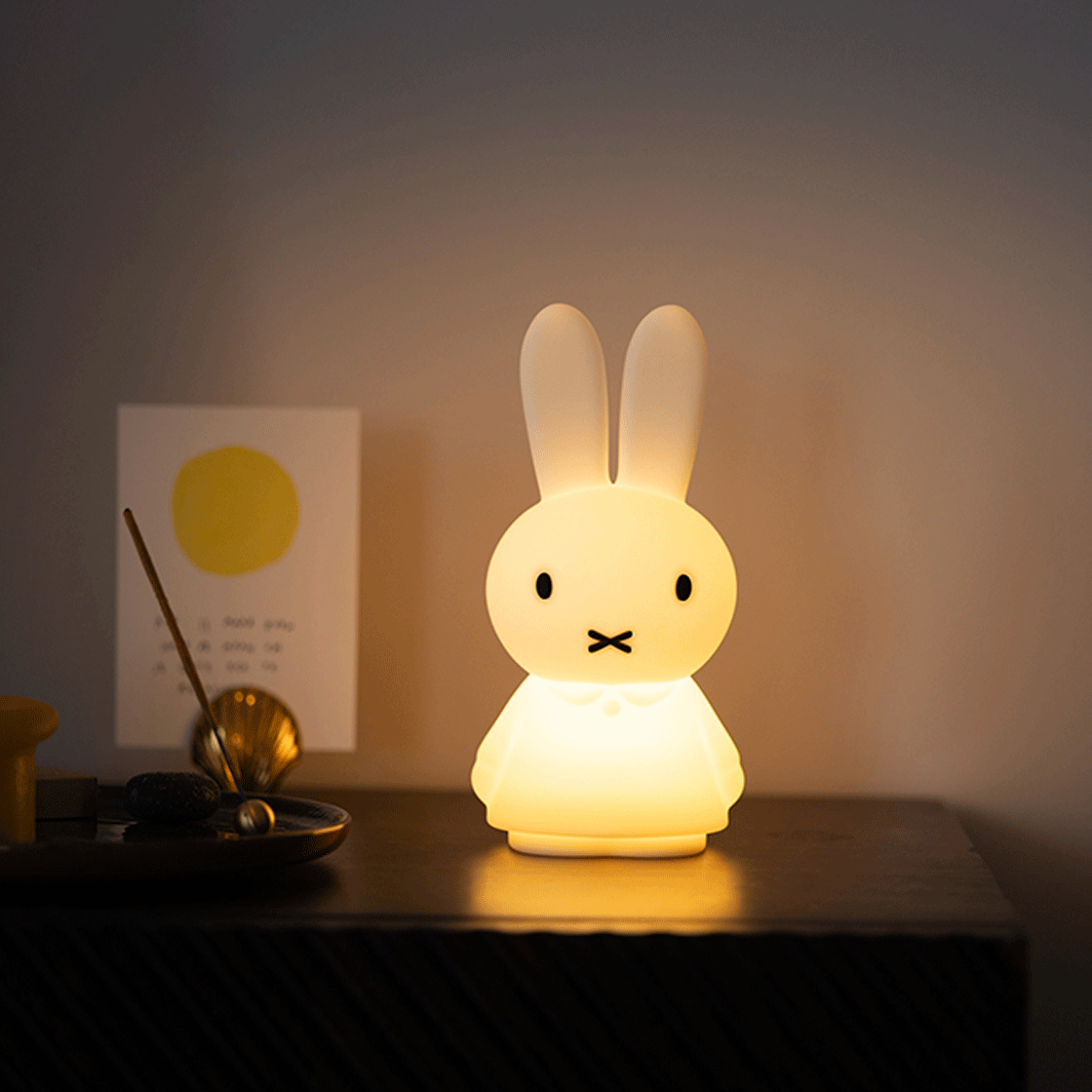 Mr Maria Miffy shines, børnelampe 22 cm der lyser op i mørket