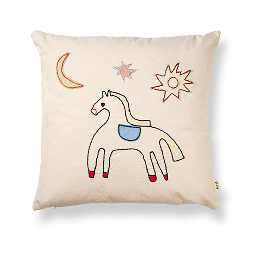 Hvid Ferm Living pude med hestemotiv, måne og sol broderi