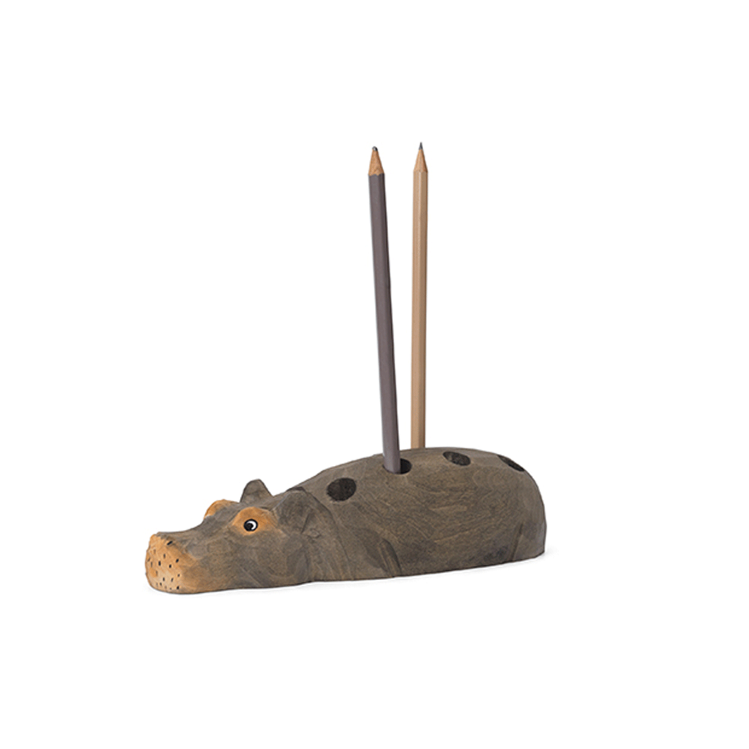 ferm Living Hippo Pencil Holder håndlavet i træ på hvid baggrund, set fra siden