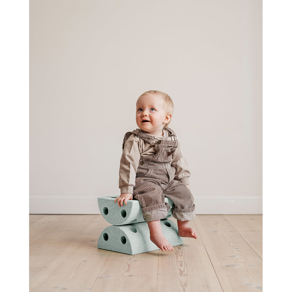 Modu Stool børneskammel i skum til leg, ocean mint/forest green