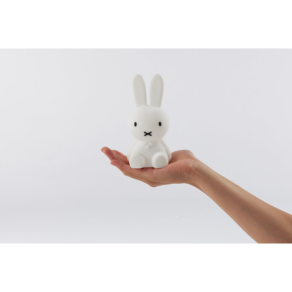 Hånd holder Mr Maria Miffy børnelampe, bundle of light, 15 cm