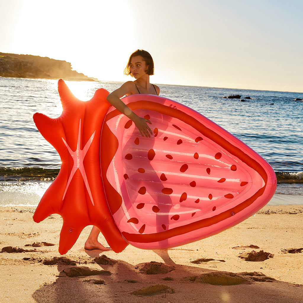 Sunnylife luftmadrass, Jordbær - Fra 6 år