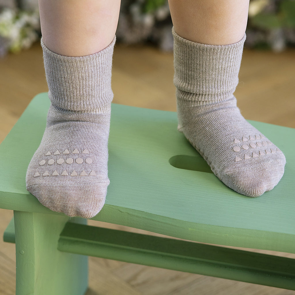 GoBabyGo sklisikre sokker med gummiknotter, Bamboo - sand